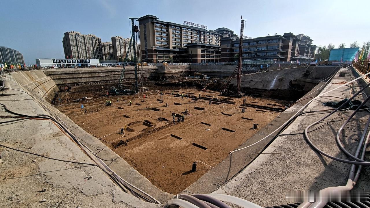 挖呀挖呀挖呀挖，地长万物似黄金，掘金挖成黄金坑，市值旱地可拔葱。郑州的开发举世瞩