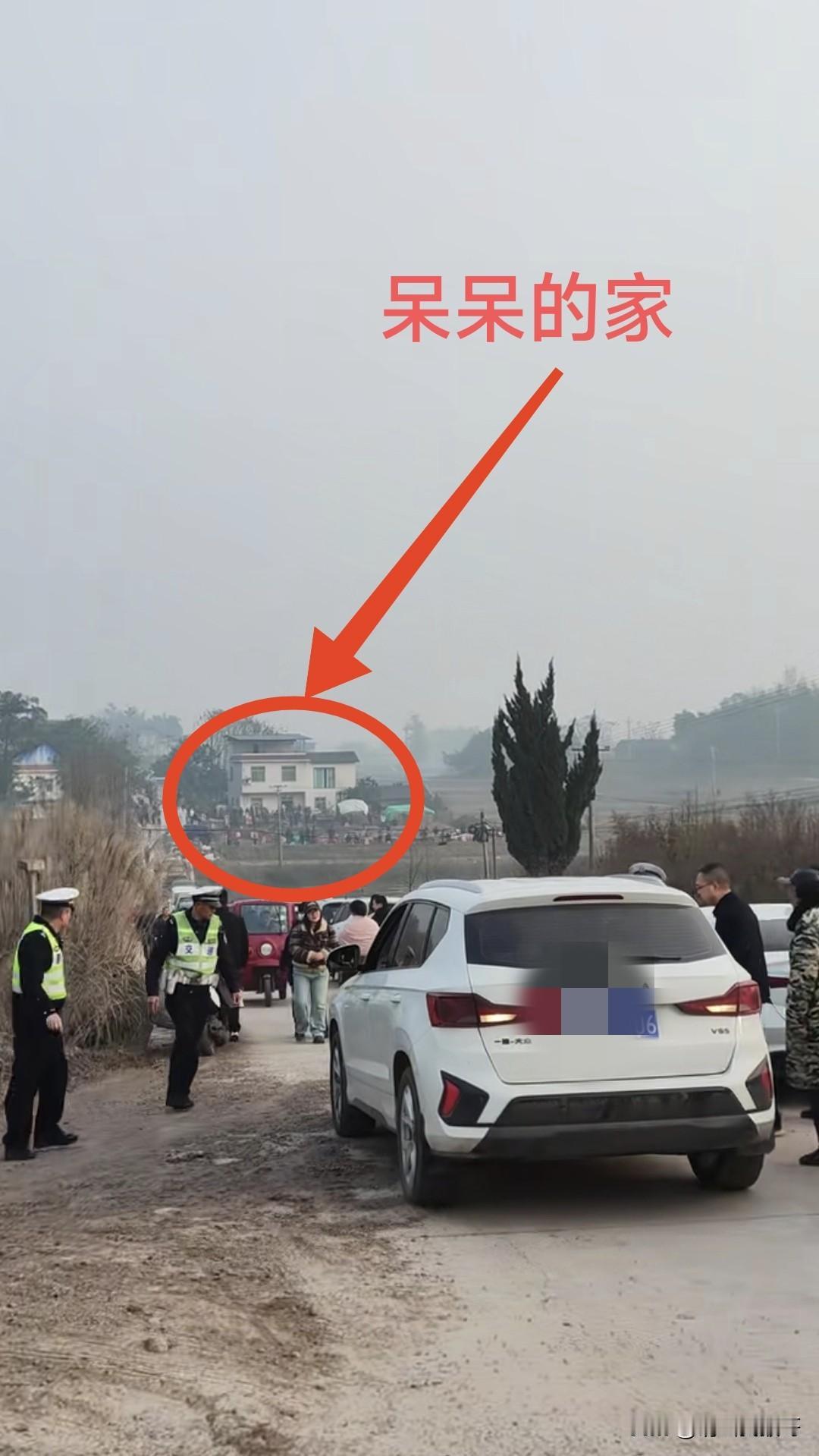 我的天呐，今天比昨天人多了两三倍不止，呆呆家的这个刨猪汤饭怕是要吃到过年吧！现在