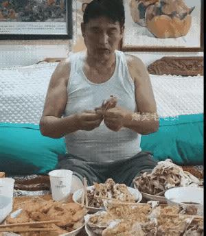 早已实现财富自由的大衣哥，如今生活水平比成名前不知道高出几个档次。现在每天都是大