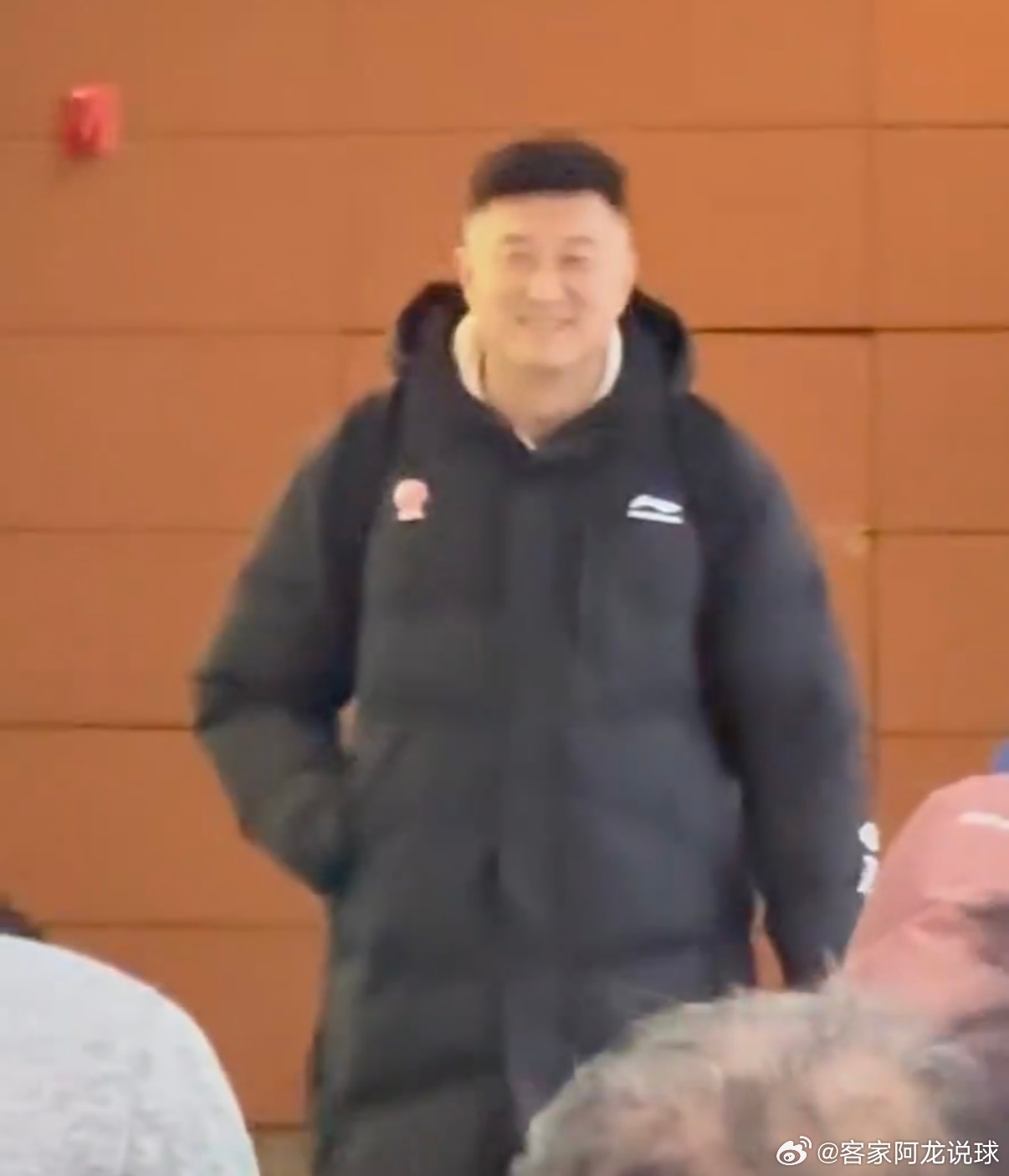 在cba，也就广东队有这个待遇！去到辽宁打客场，也有大批辽宁球迷来接机！广东队还