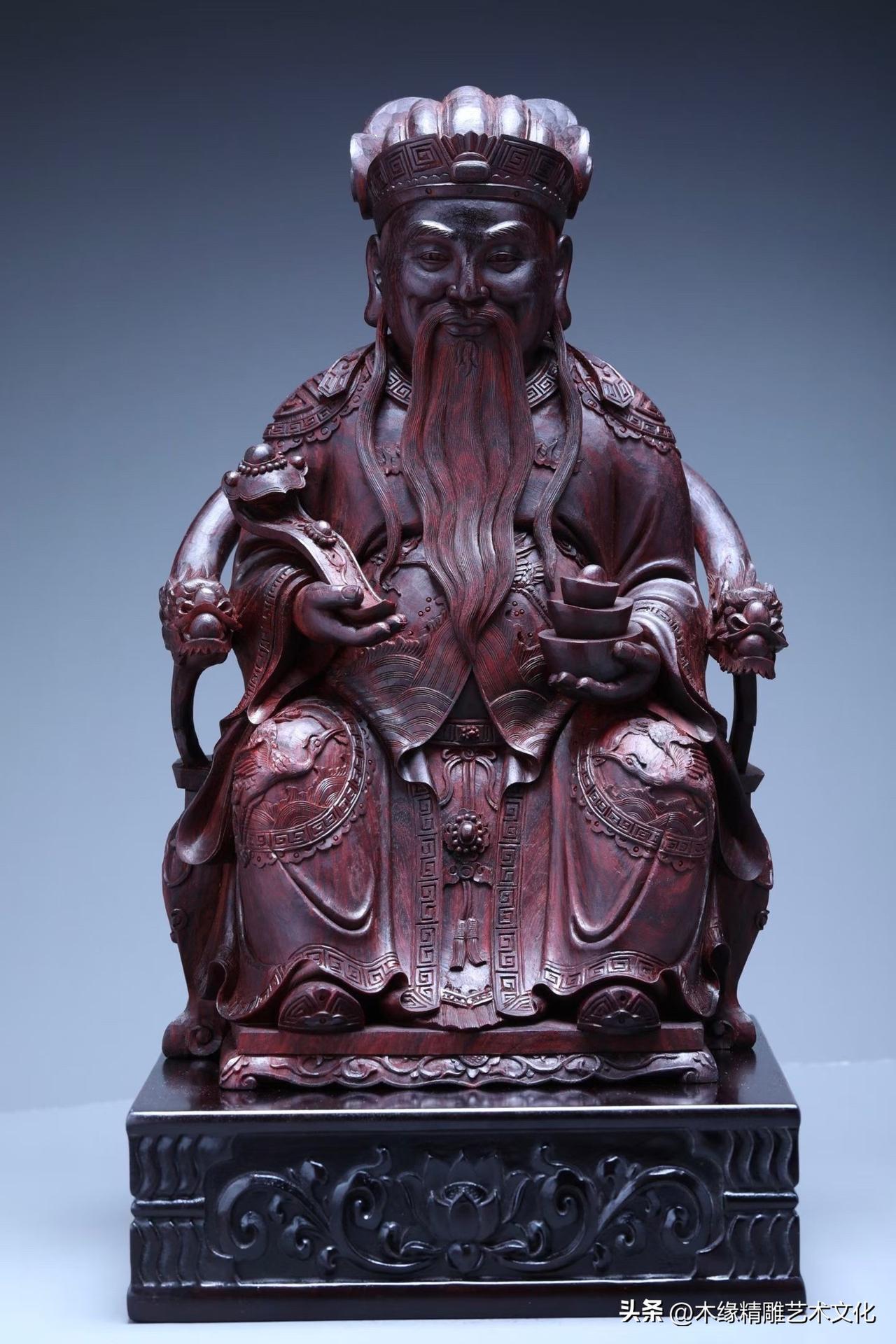 一尊土地公，满是人间烟火气。

小叶紫檀温润沉穆，天然木纹古雅细腻。土地公面容慈