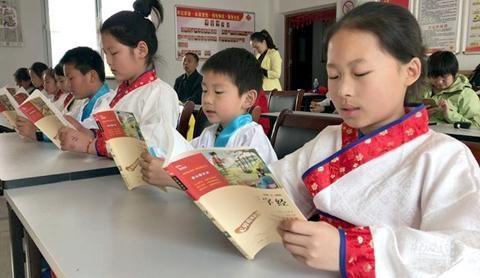 为什么要让孩子读经典？简单通俗的说，读经典可以养育出优秀的孩子。
 
如果把经典