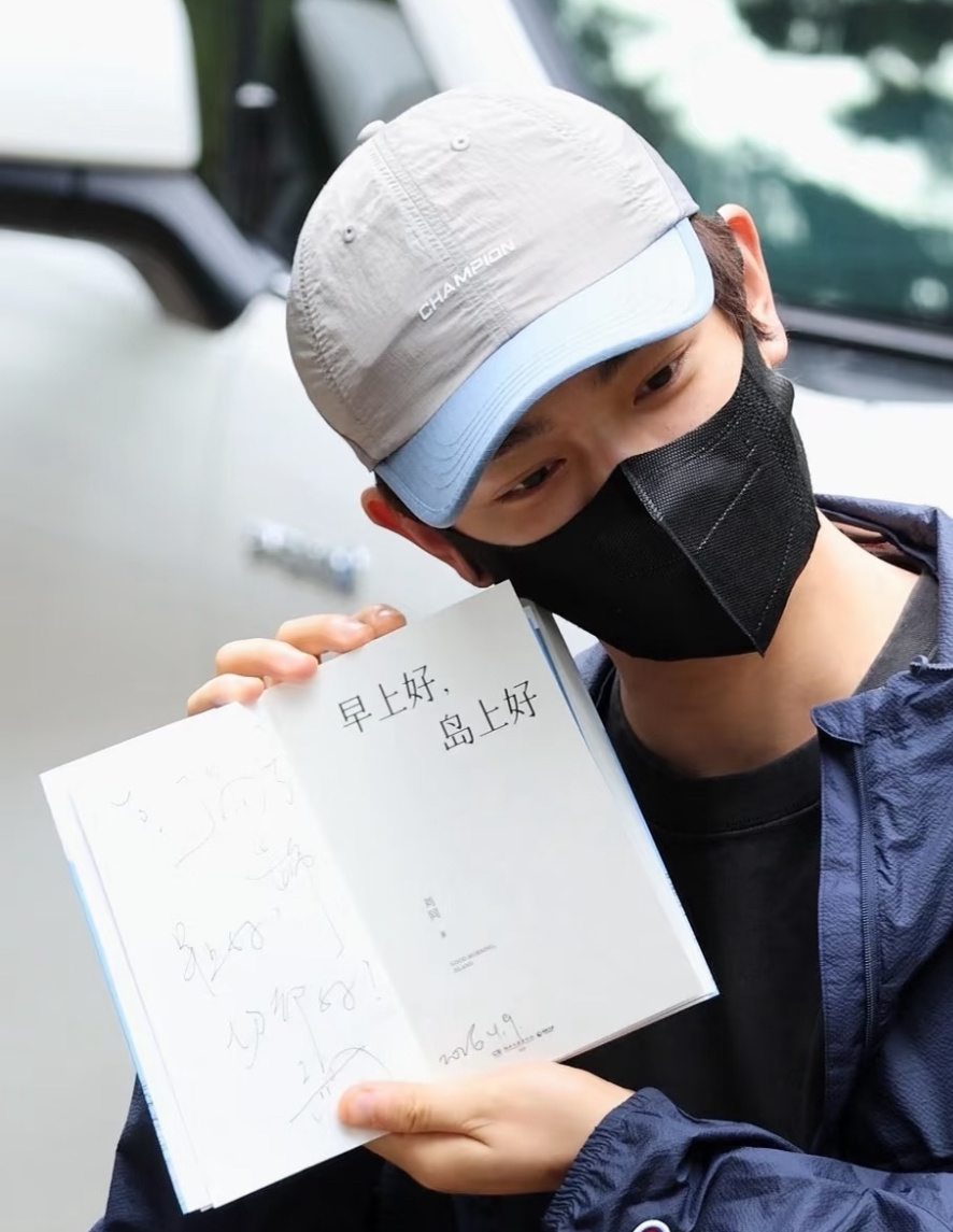 宣传委员的那年今日（？）好用心啊，小发夹、帽檐都选了和封面同色系的蓝色哎 