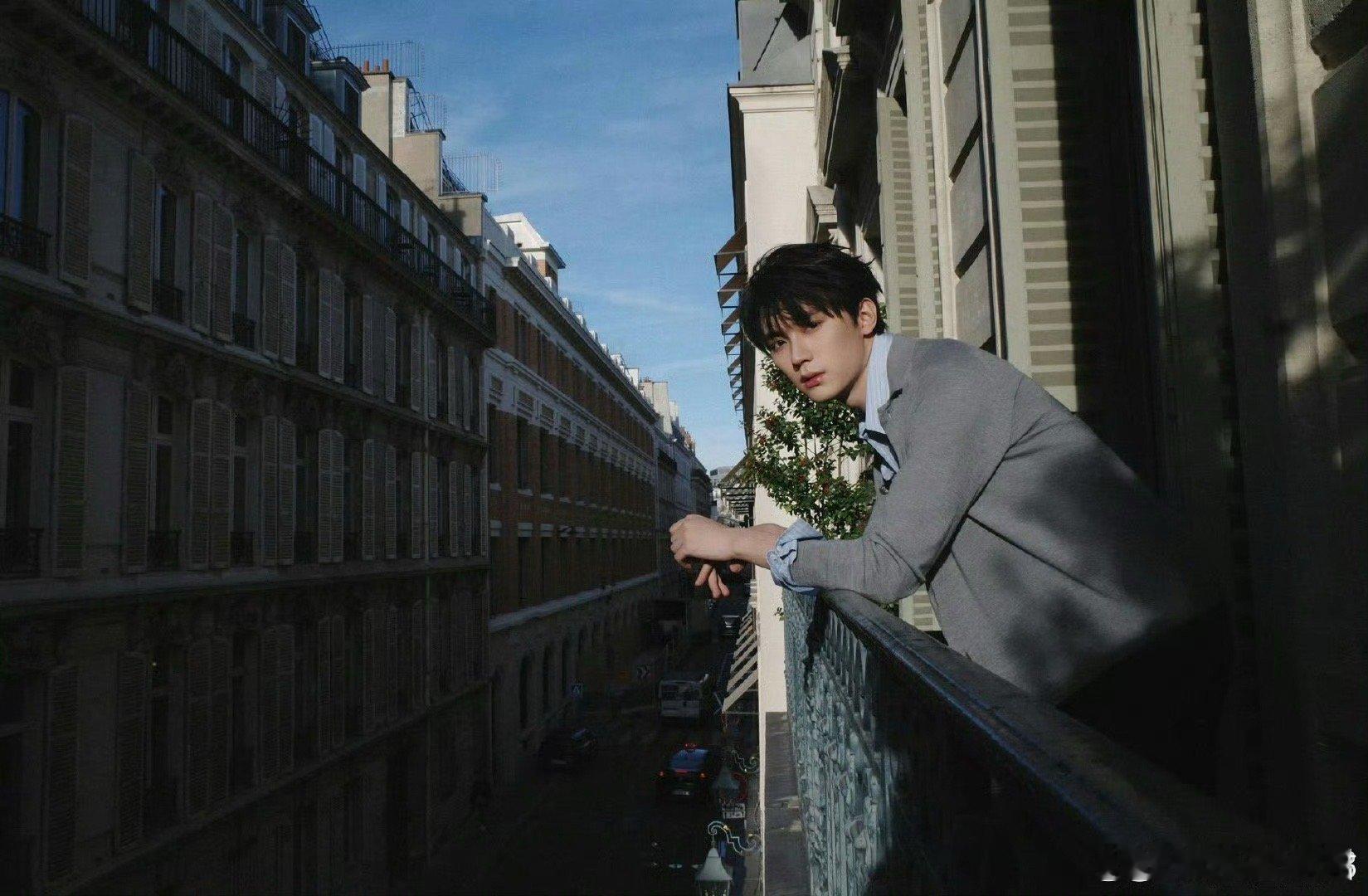 周翊然 男生出片姿势hello时装周 周翊然亲自示范：男生拍照，氛围大于姿势。找