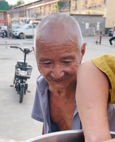“看哭了！”河南，一拾荒老人在卤肉摊前看了好久，不舍得买，老板问他是不是想吃？老