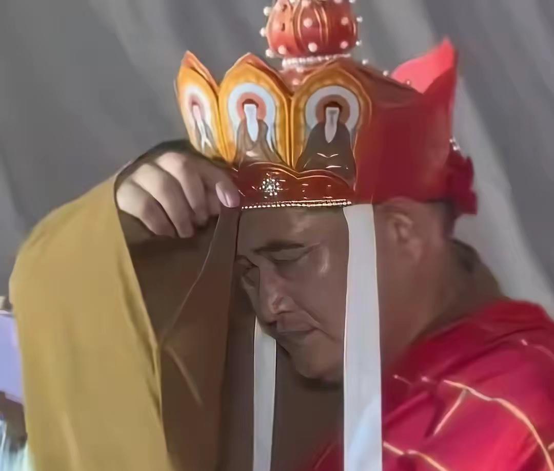 朱之文cos唐僧反差感拉满🎉

大衣哥朱之文在涉县演出时化身唐僧，六十岁的他身