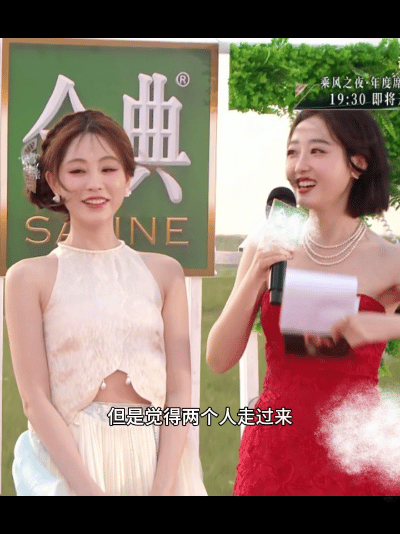 蒋梦婕说嫉妒双丹组合浪姐成团夜蒋梦婕主持时瞧见双丹走红毯表示非常羡慕，夸她们造型