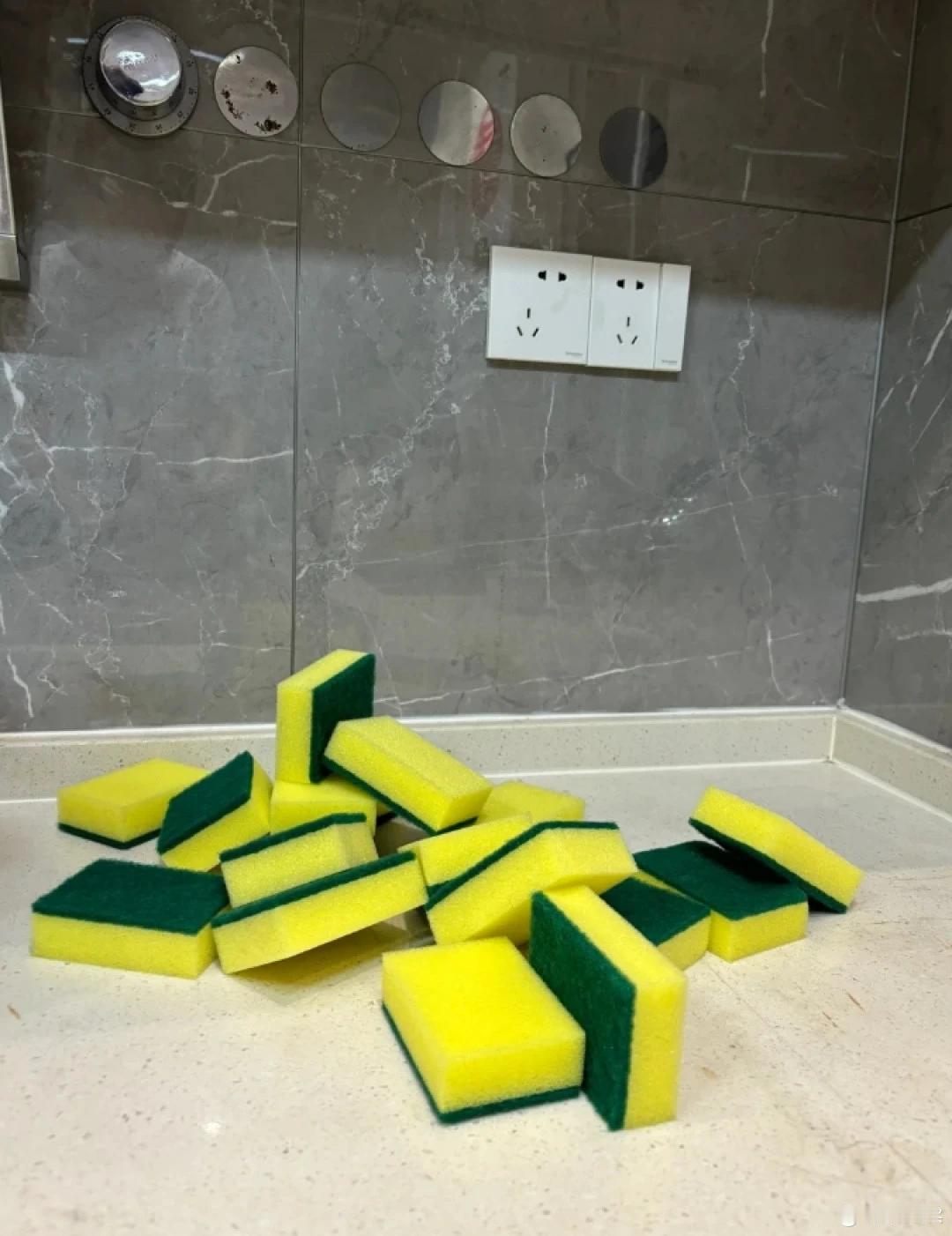 冷知识：厨房洗碗海绵极易藏污，微波加热片刻，快速杀菌去除异味

厨房里那块天天用