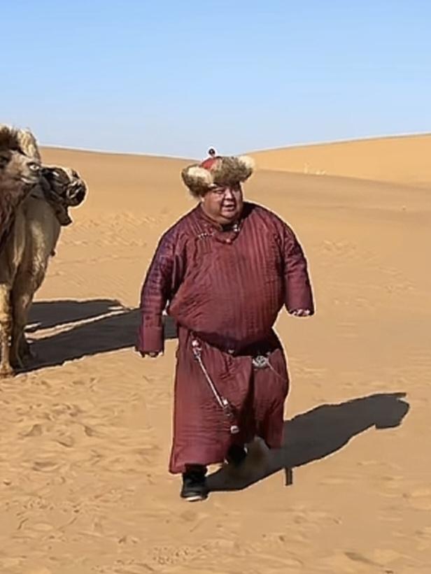 好像没有见过恩克穿日常衣服，都是蒙古袍。
说实话，恩克穿蒙古袍属实有点滑稽，从正