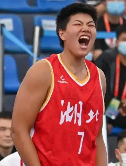 感谢转播团队的专业，避免了画面传播可能带来的二次伤害。胡小龙的伤…非常严重，祝福