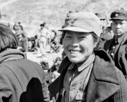 1937年，地主王学文发现一20岁女兵躺在家门口，见四下无人，直接将女兵扛到了炕