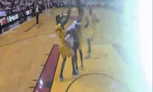 詹姆斯被跨，没任何反应！最后用赢球反击！ 