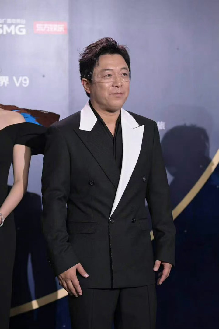 黄渤吴磊新片定档 跨越时空的引力场和神秘信号是群星闪耀时的核心设定，黄渤在七十年