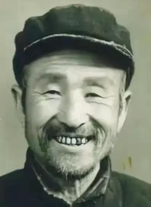 1956年，山东公安拦住一卖酒老汉，他掏出证件后，所有人都沉默了。
 
1956