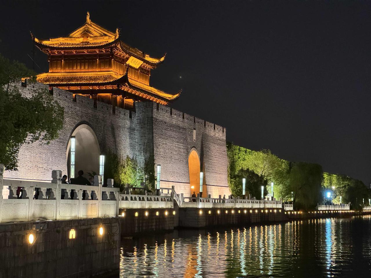 晒相册里的最美古建筑夜幕降临，暖黄灯光勾勒出苏州相门城墙的砖石纹理与城楼飞檐，灯