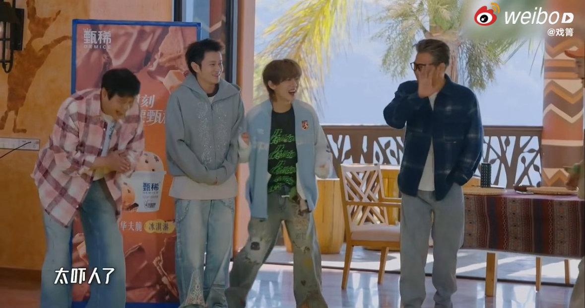 邓超陈赫你是风儿我是沙哈哈哈哈哈 游戏环节邓超追着陈赫跑，就为了看清假发上的英文