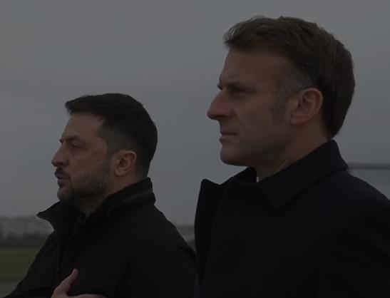 法国巴黎天气不错，11月17日乌克兰总统泽连斯基来到了这里，并且和法国总统马克龙