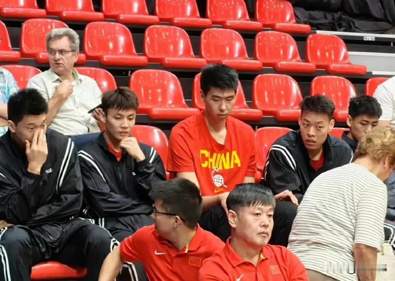 徐昕和刘金雨离开中国男篮，这也是意料之中，球队完全没有这两个人的位置！

前面两