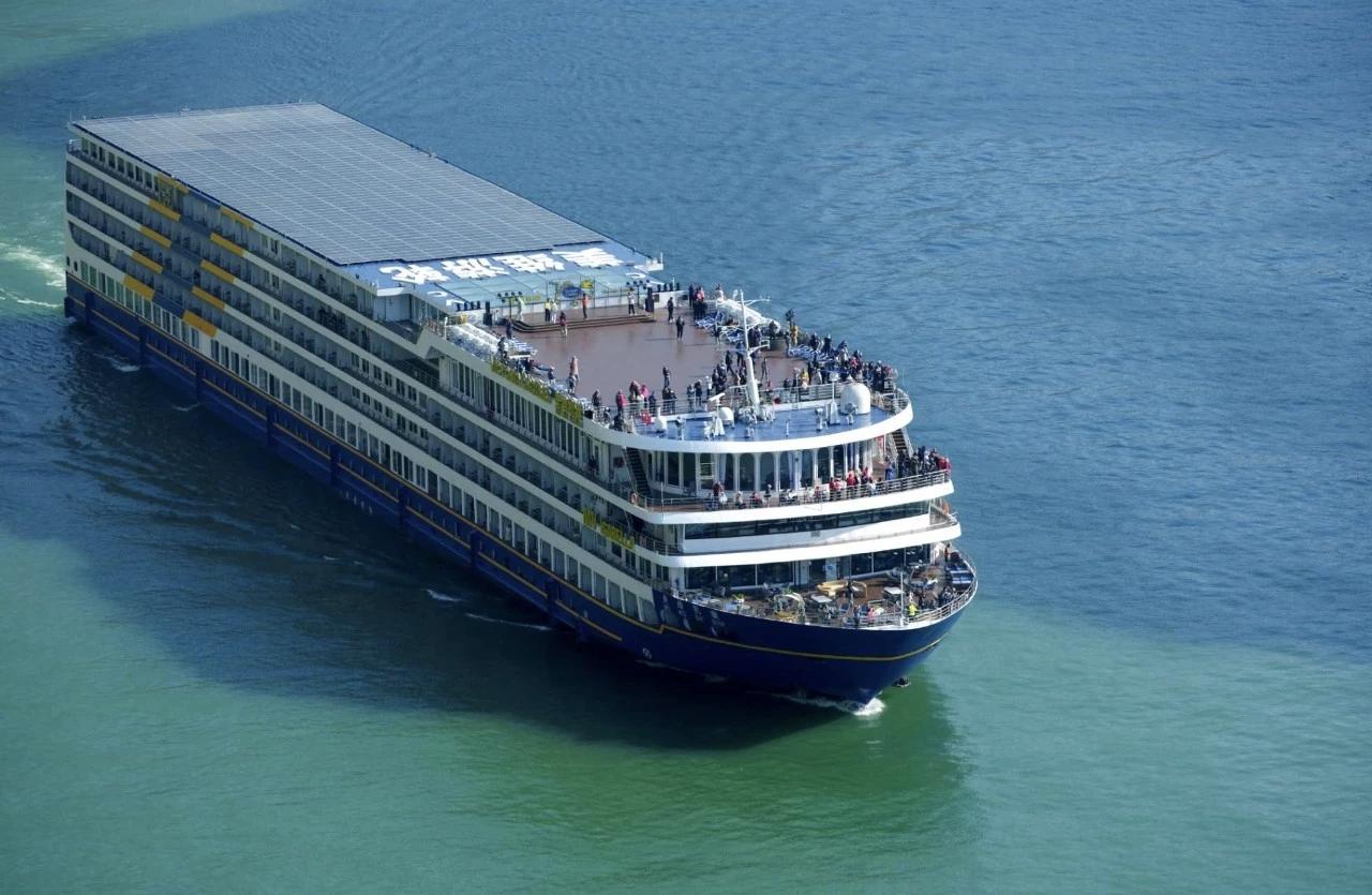 旅游带给我的最大好处就是心情愉悦，这一点我深有体会。就拿我上次去海边旅游来说，当