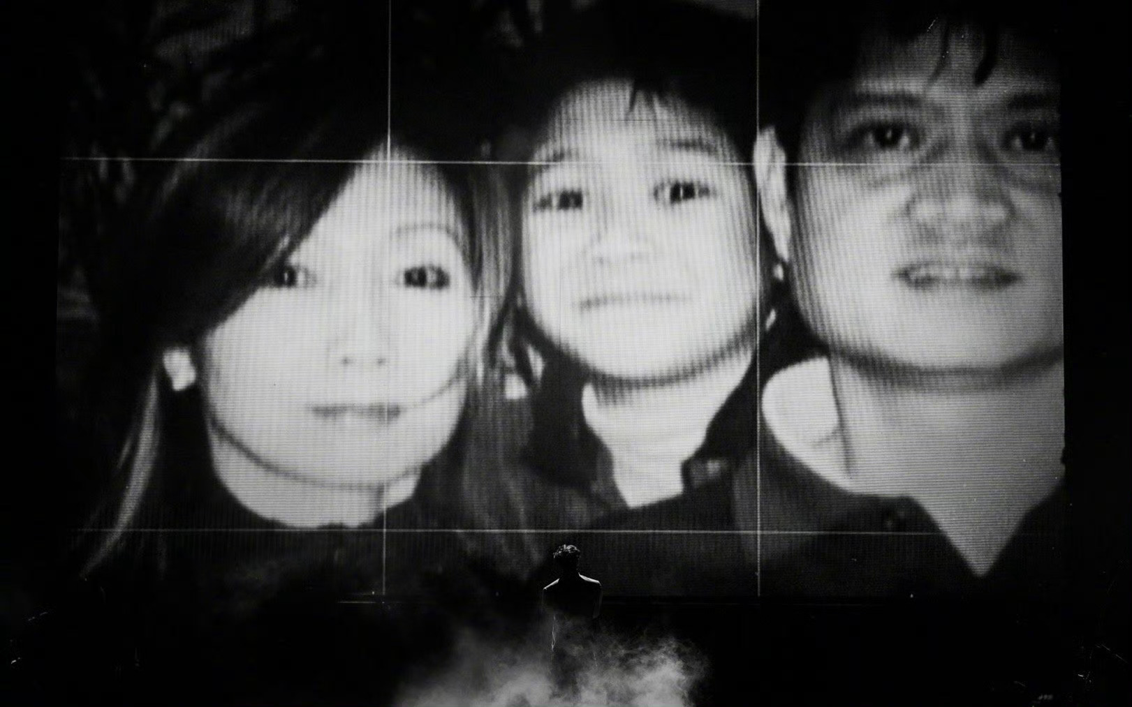 王嘉尔的爸爸妈妈陪着他去任何一个演出工作的地方这又何尝不是一种亲情的传递。 