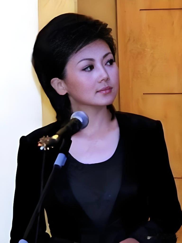 她深耕《海峡两岸》栏目多年，知性沉稳的语态里满是专业沉淀，以真诚为桥联通两岸共情