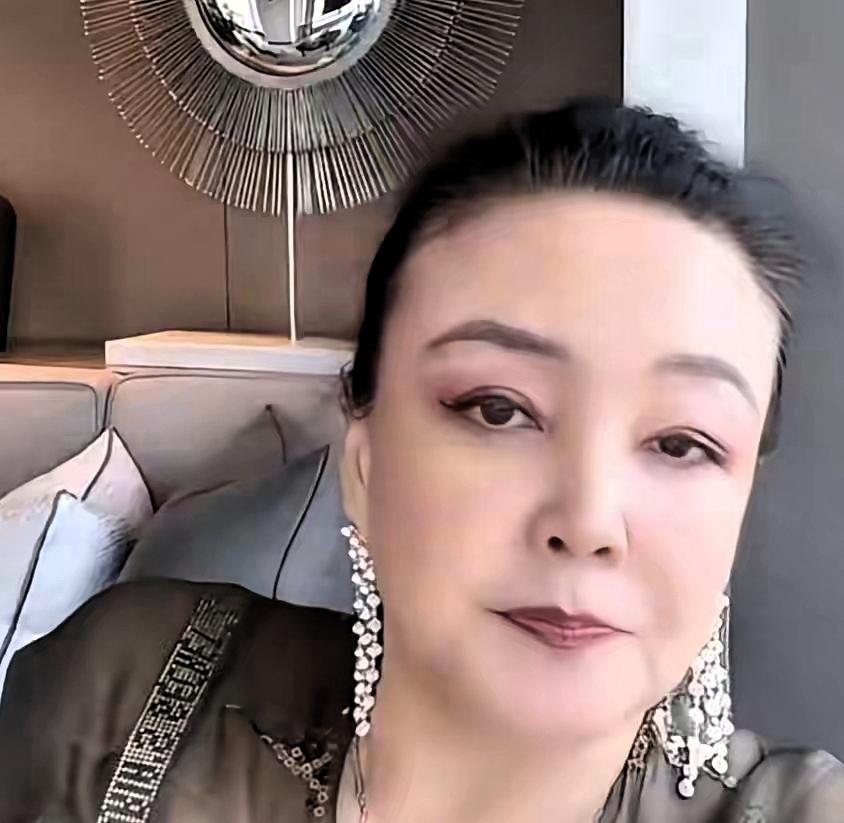 汪家老太太张兰权力大，她很看重家里规矩，新来的马筱梅媳妇，她做了不少事，汪小菲是