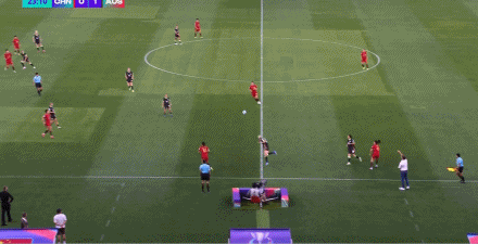 上半场，中国女足1-1扳平澳大利亚女足！张琳艳闪电突袭冲入对手禁区被放倒，亲自主