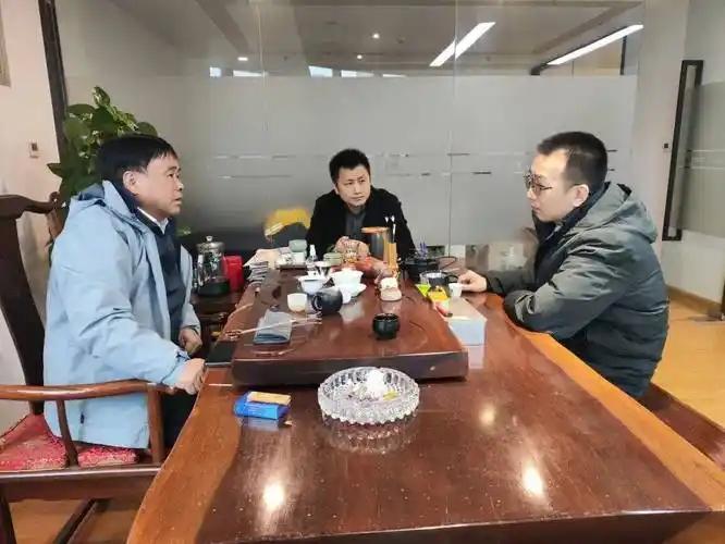 和蠢人交流最痛苦的是，你既要照顾他一文不值的自尊心，还要煞费苦心让他听懂你的话；