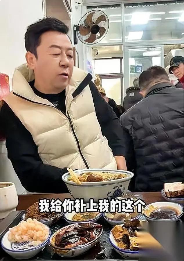 郭涛下馆子遇暖心老板？

他却偷偷扫码付了钱…

在苏州面馆点4碗面花101元时