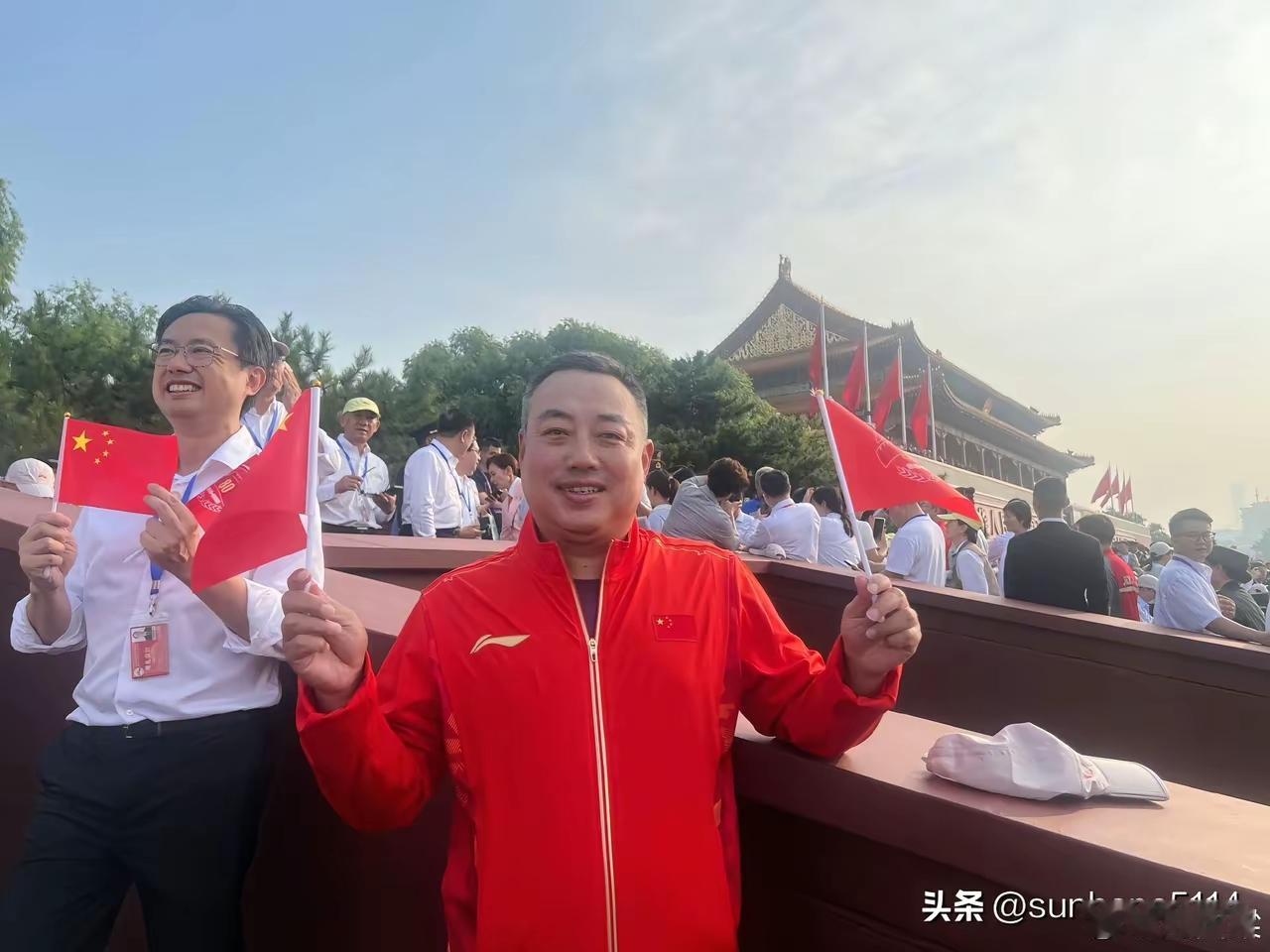刘国梁，周继红，马龙，陈梦
受邀观看9.3阅兵仪式。刘国梁身穿红色运动服，手挥舞