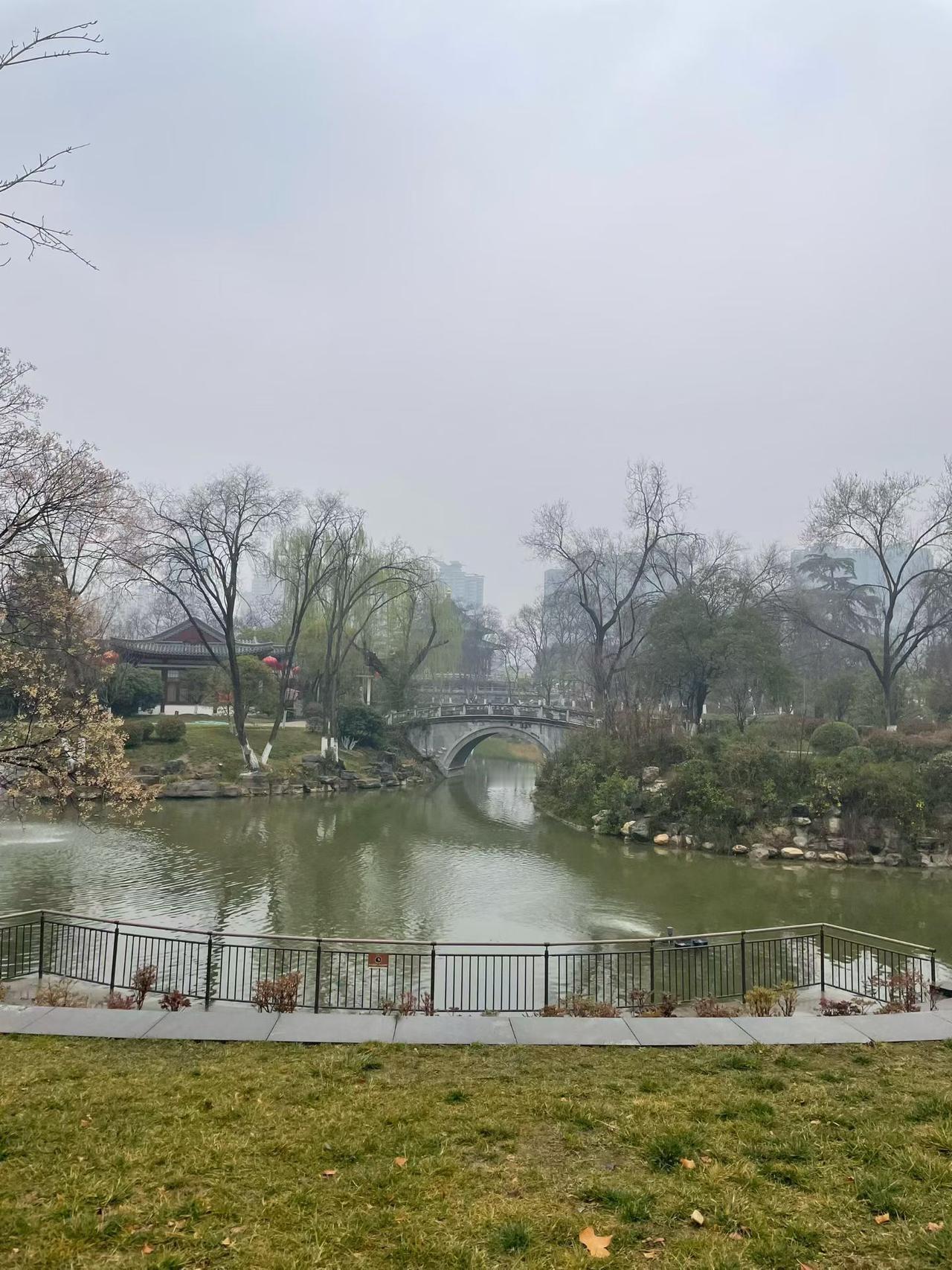 某校长
入职幸得父亲帮，
四十登坛掌校纲。
台上讲话很激昂，
台下暗室有私囊。