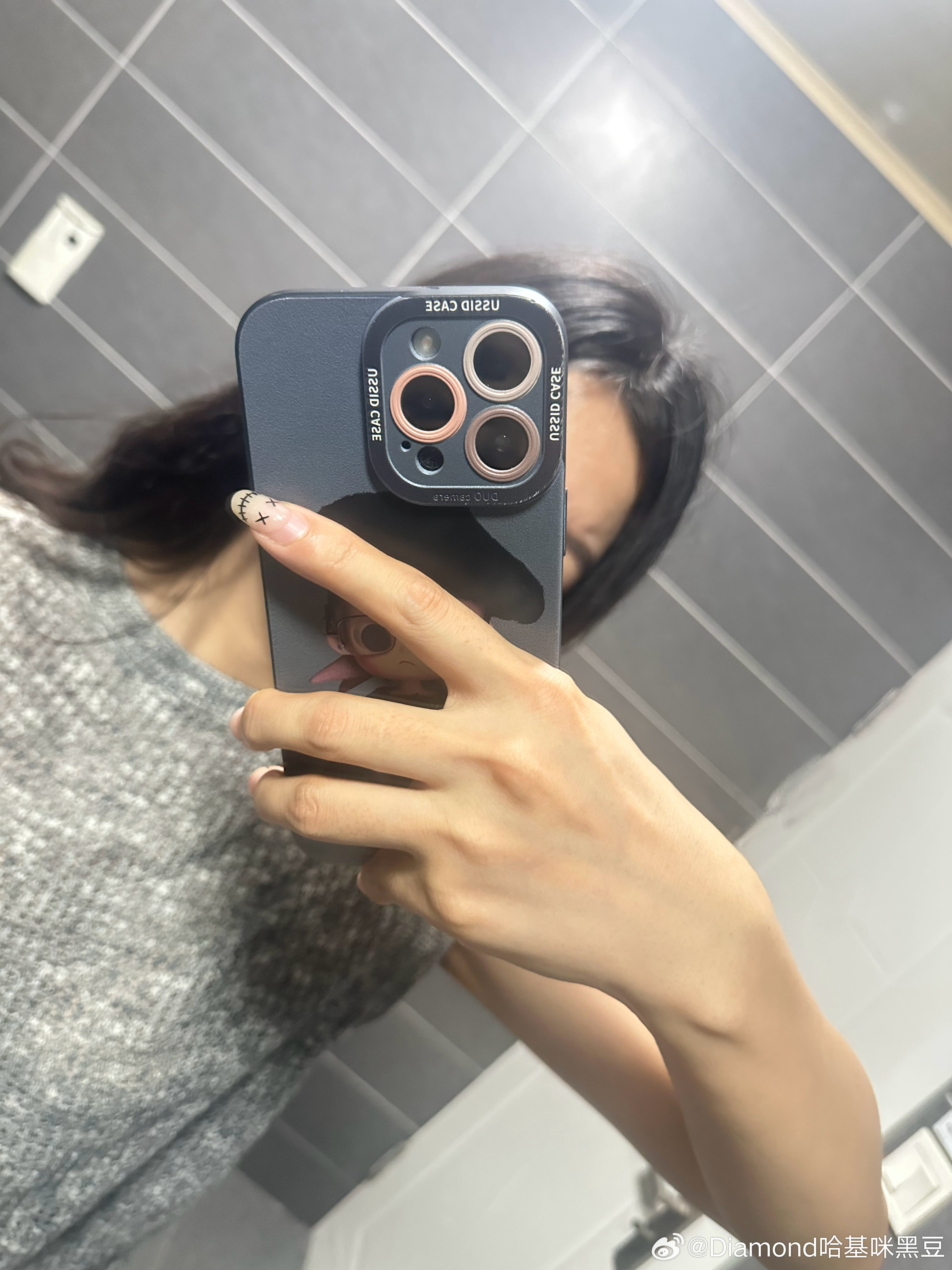 今天一天总感觉脖子不舒服，回家才发现原来是衣服穿反了生活手记