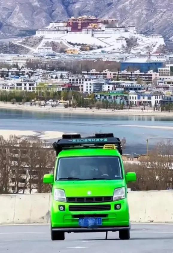 清新小面包直击拉萨布达拉宫，铃木浪迪改装床车旅行，迷你露营车一样长途自驾游。这是