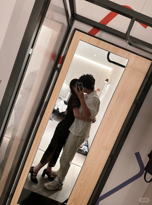 半夜偷亲被女朋友抓到