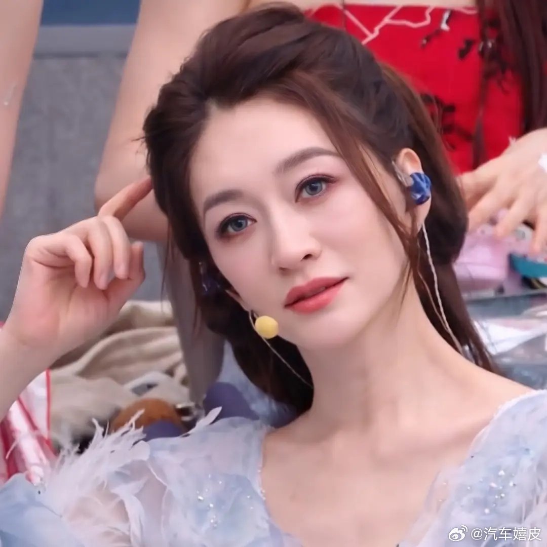 李小冉戴了蓝色美瞳李小冉蓝色美瞳 李冉戴了蓝色美瞳啊啊啊啊美成啥了，有人懂吗我直