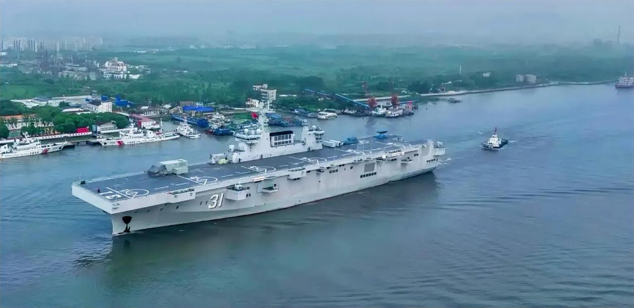 “海南”舰自从今年初进入上海沪东中华船厂维护以来，历时几个月，现在终于出航了，但