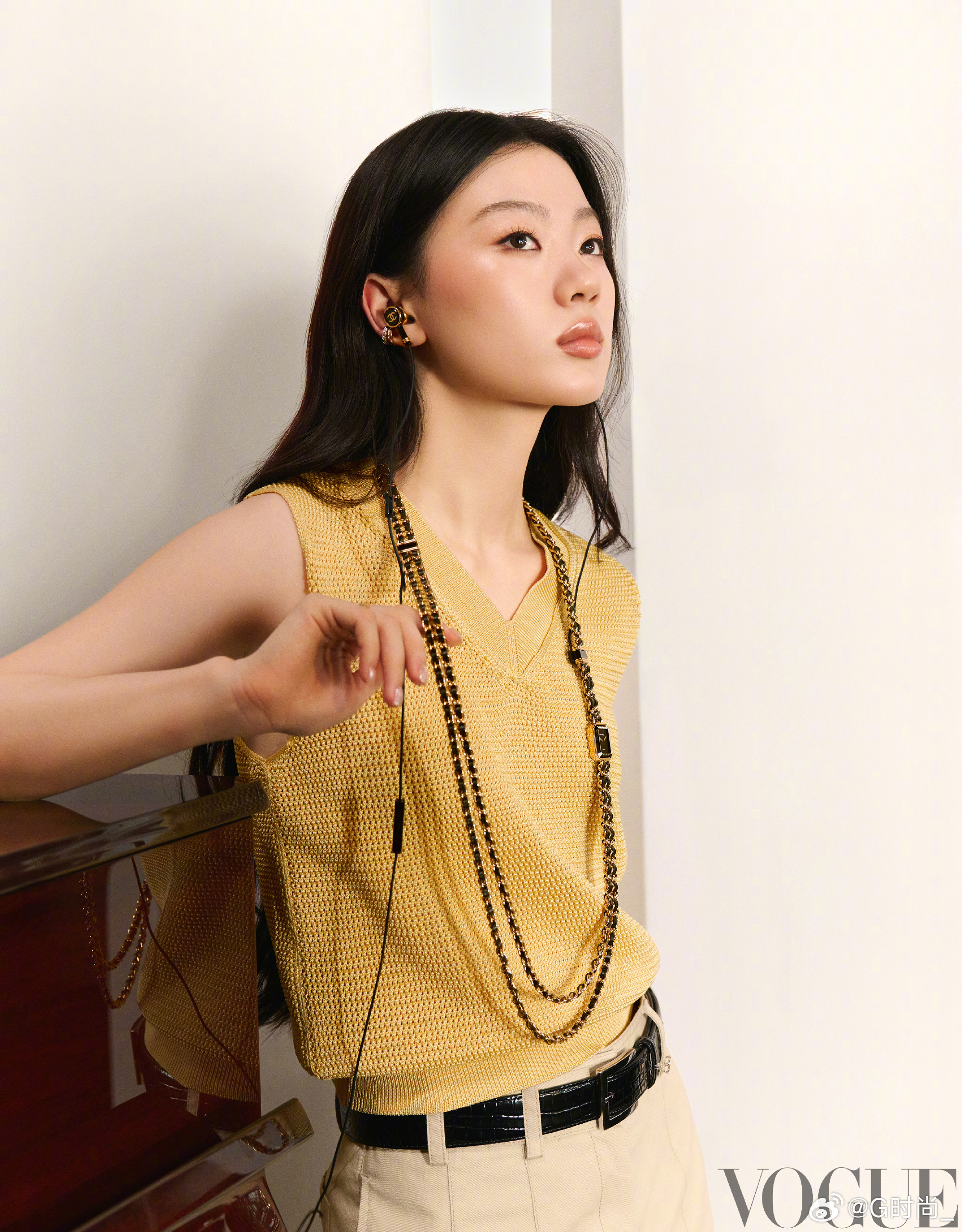 「WhoWearPremiereToWhere」首期，我们走进了的录音棚。在这个