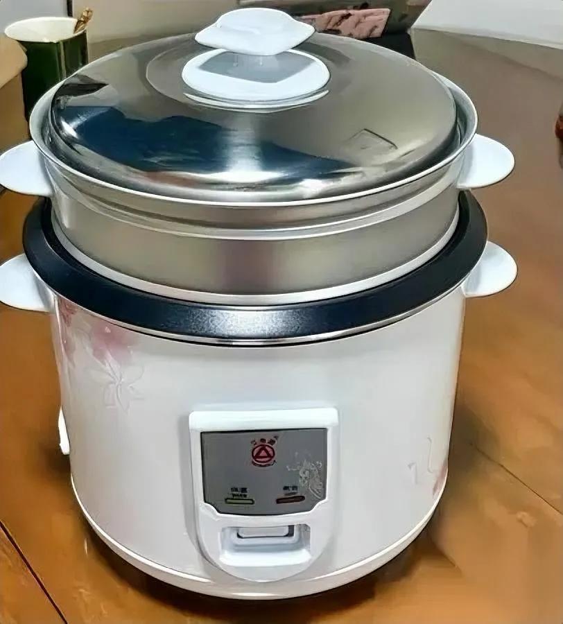 刚把美的500多的电饭煲塞柜子里了

换成100块的三角电饭锅——

才发现以前