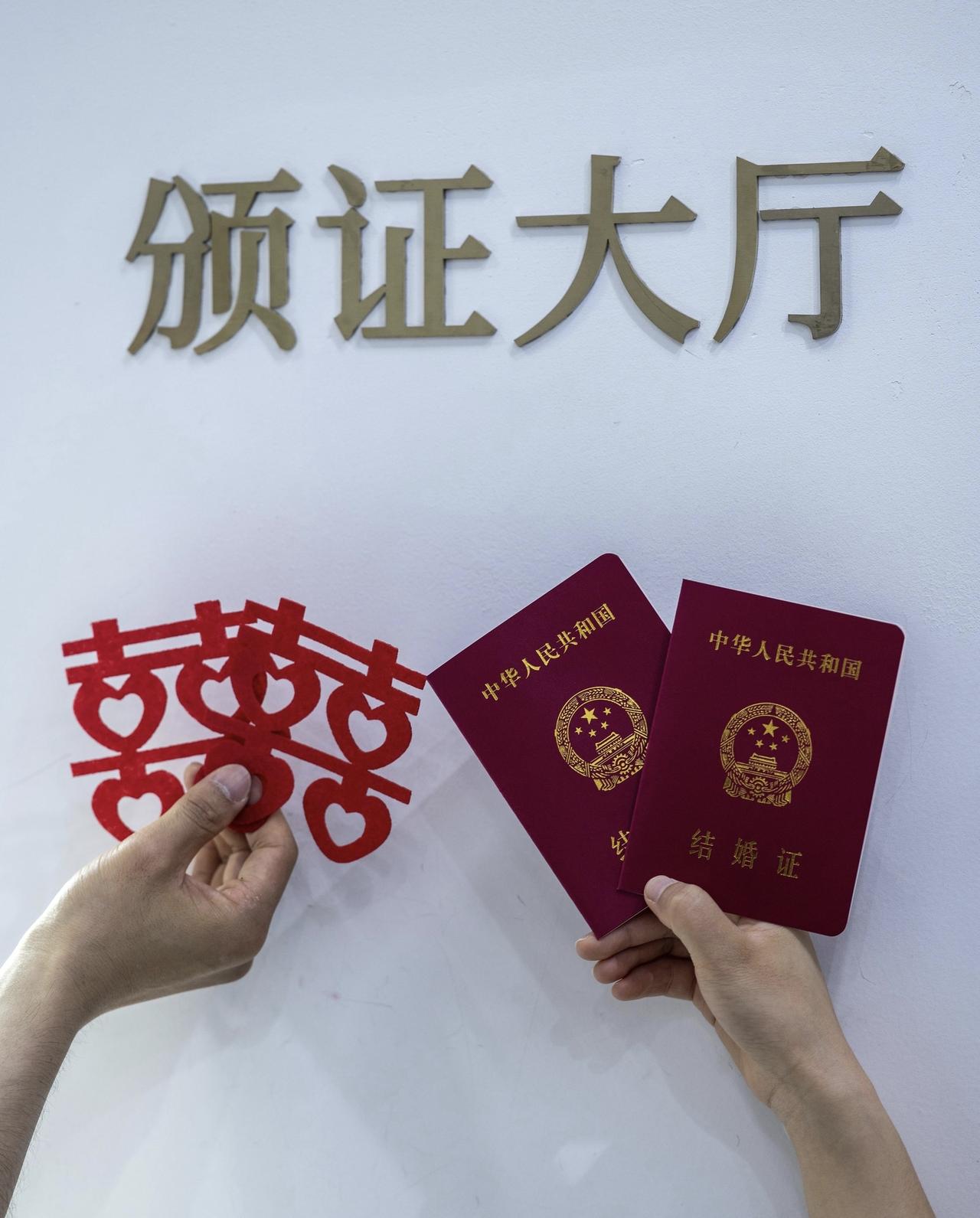 辽宁一对新人去领证，没想到结婚证编号太巧了。新郎是消防员，证尾号119，新娘是医