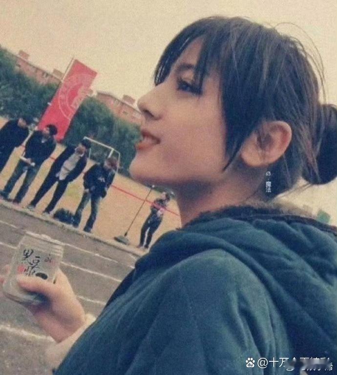 中学时期的热巴，那时候就已经化妆了，还化了烟熏妆。。。 ​​​