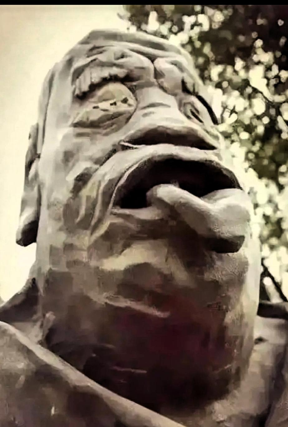 当地老百姓的拍手叫好！
近日，听说位于苏州金鸡湖边，矗立了14年的“吐舌老子”雕