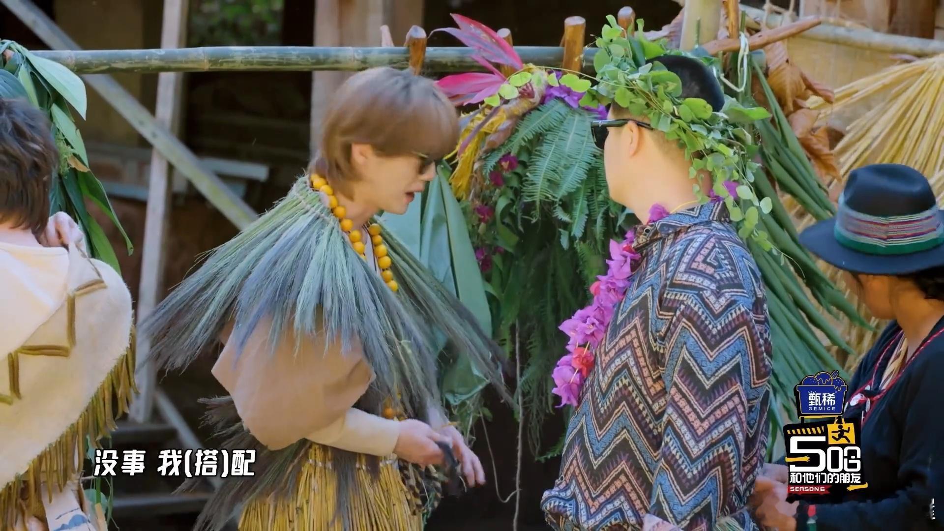 邓超带着打包菜登场，点评模式直接开启：范老师的家常菜，他说“没什么了不起”；鹿晗