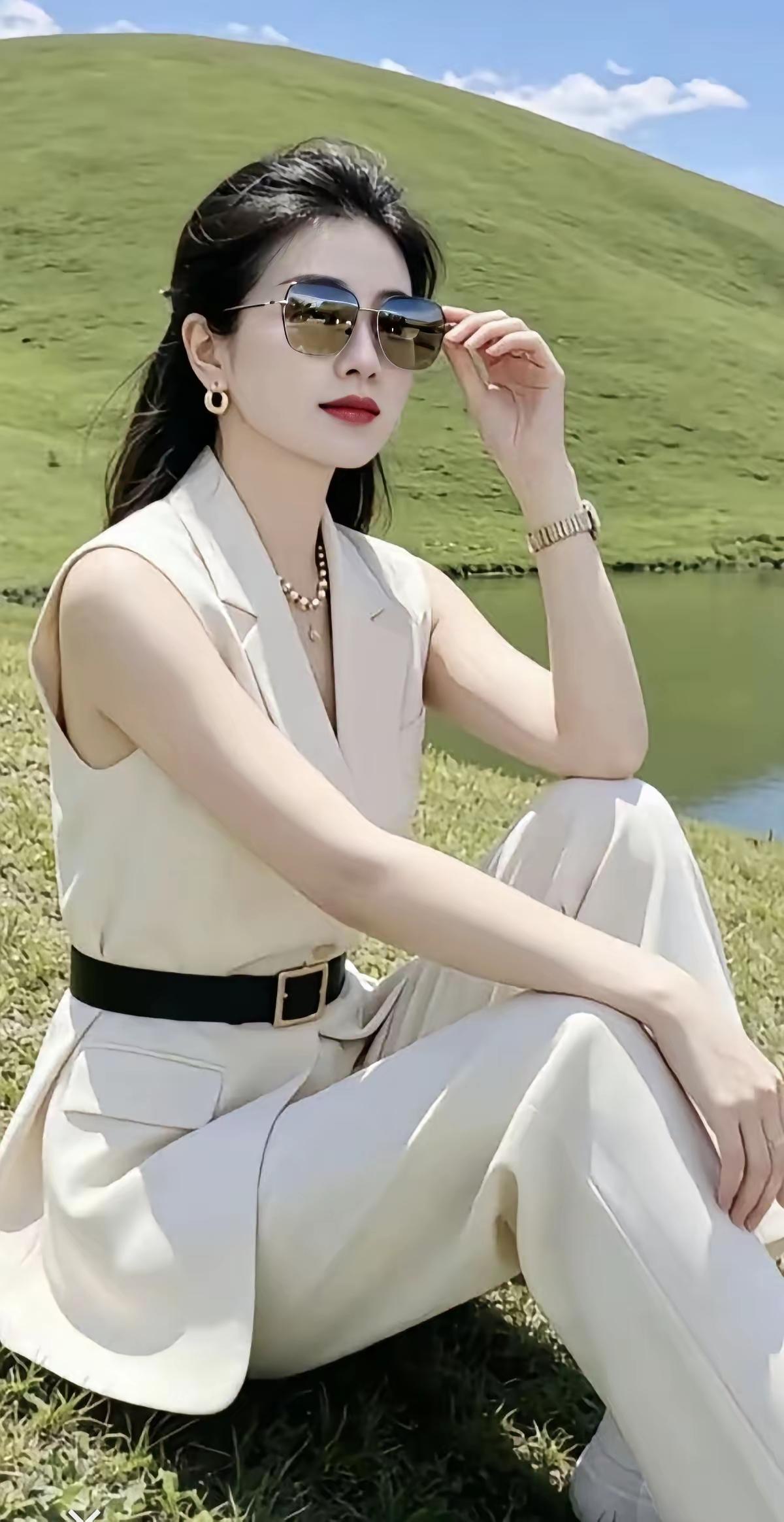 夏日穿搭指南：白色套装+墨镜，轻松自在，享受阳光！🌞👗🕶️