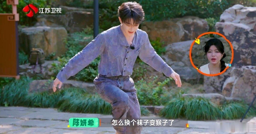 陈妍希说夏之光换袜子变猴子了夏之光被地面烫出猴叫 户外录制突发烫脚小插曲，夏之光