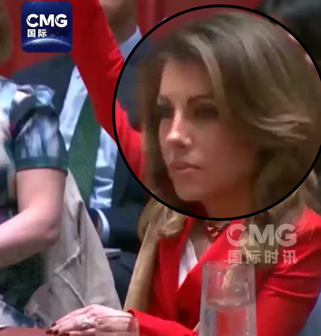 记住这张脸！​

就是这个穿红衣的女人，刚刚在联合国，亲手否决了加沙的“生路”！