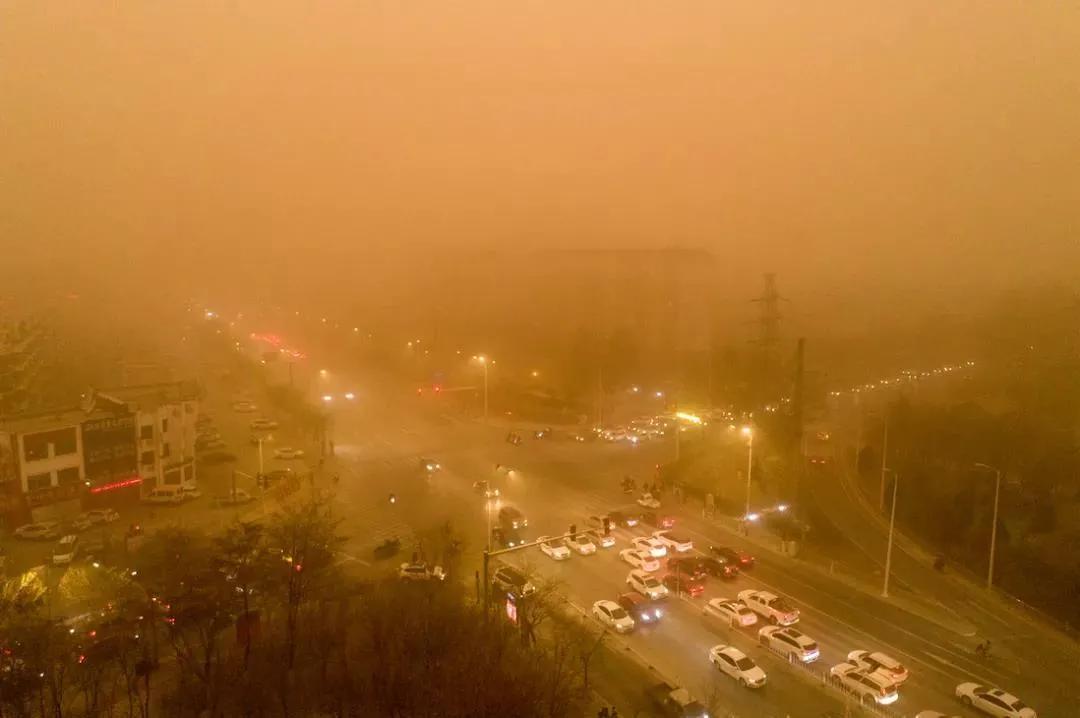 当世界地球日偶遇沙尘暴，你会选择绿色出行吗？
就在前些天，沙尘天气困扰了很多人的