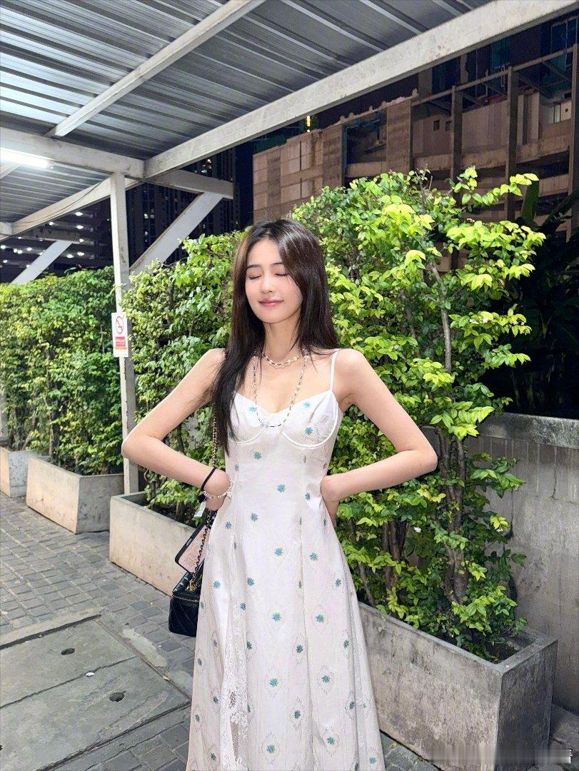 白鹿同款好运汤圆  幸运女神白鹿来咯！在最新的短片花絮中，她比心不停、姿势超萌，