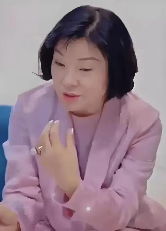 陈红怎么看着不像以前的模样呢？不会也去医美了吧？大家看看，这是陈红吗？确实是陈红