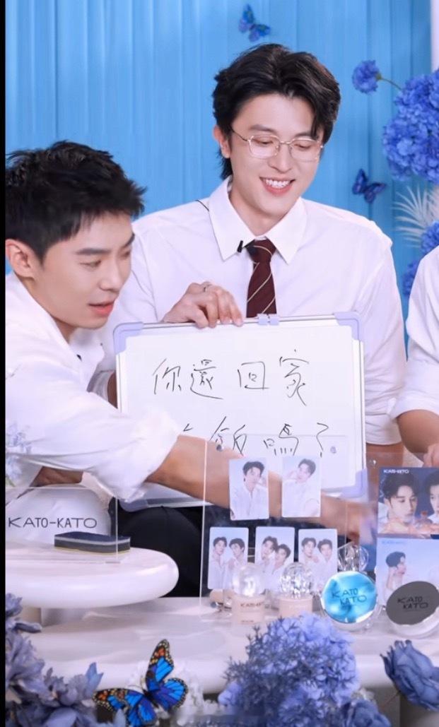 幸卓輝  幼儿园的小朋友得到小红花就是这么开心