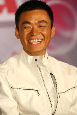 王宝强儿子是美国人。
为了能在中国捞金，草根出身，看着挺老实的王宝强自己没变外国